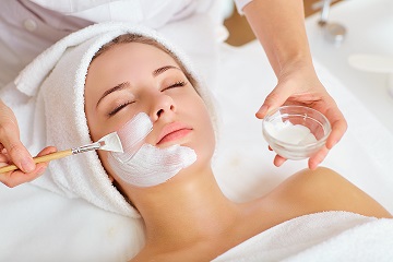 Soins du visage en formation esthétique